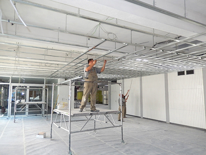 Akustik und Beleuchtung im Schulfoyer