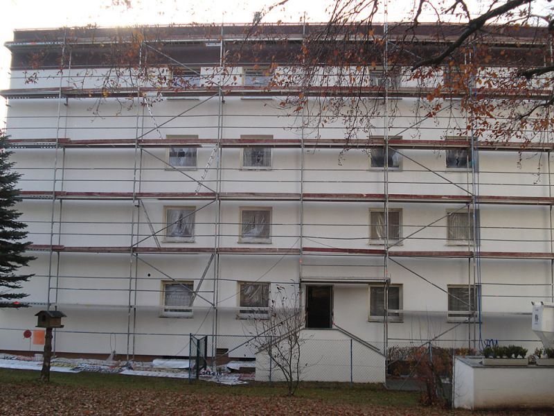 Mehrfamilienhaus mit Gerüst